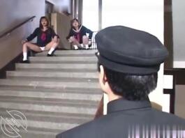 （一群女学生强奸男大学生）3个精神小妹，强奸文弱书生，0